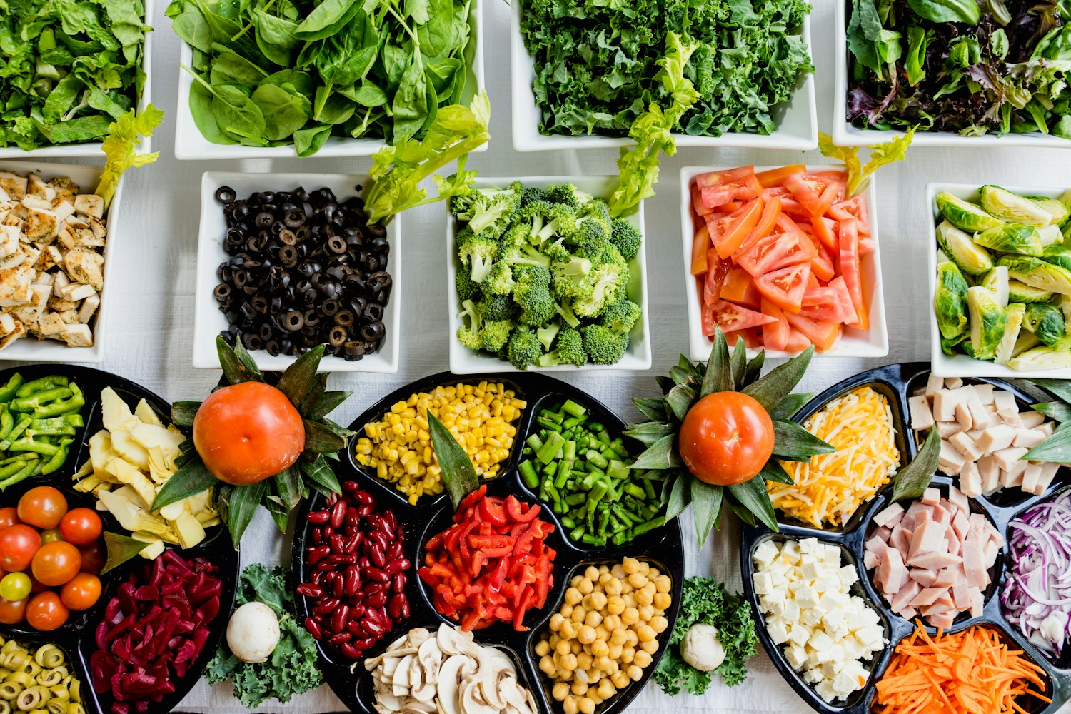 Vegetales frescos y alimentos variados